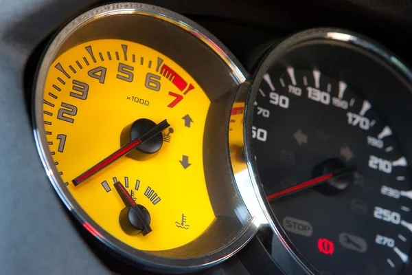 Sarı spor araba hız ölçer — Stok fotoğraf