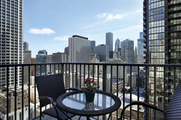 Blick auf die Stadt vom Balkon der Eigentumswohnung — Stockfoto
