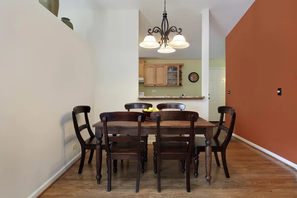 Ruang makan dengan dinding oranye — Stok Foto