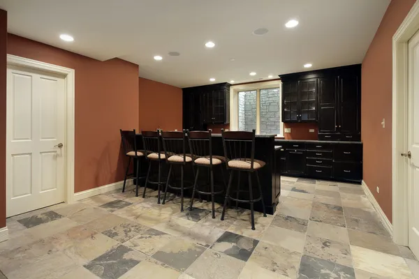 Bar in basement with dark wood cabinetry — Stock Photo, Image