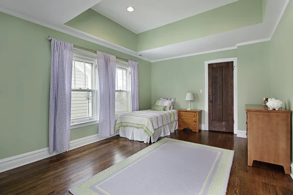 Υπνοδωμάτιο με πράσινο τοίχους — Φωτογραφία Αρχείου