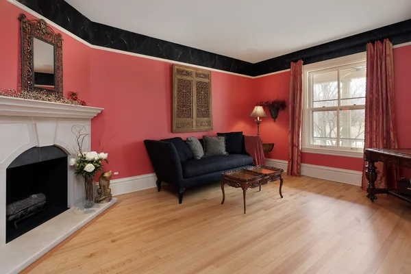 Kırmızı duvarlar ile oturma odası — Stok fotoğraf