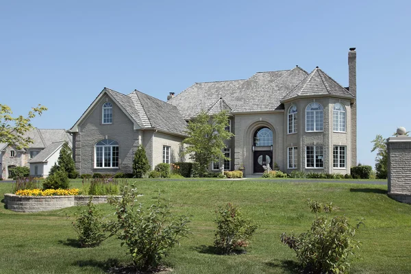 Maison en brique blanche avec salon circulaire — Photo