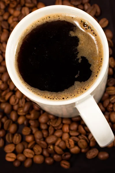 Zwarte koffie en bonen — Stockfoto
