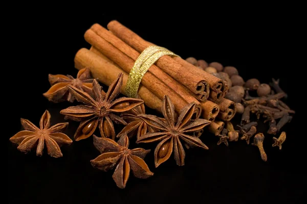 Especiarias: canela, anis estrelado e pimenta — Fotografia de Stock