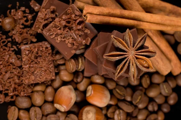 Chocolate, café, especiarias e nozes — Fotografia de Stock