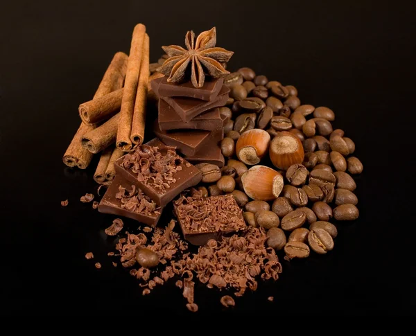 Schokolade, Kaffee, Zimt und Nüsse — Stockfoto