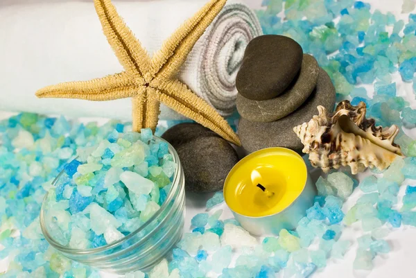 Blaues Meersalz und Steine für einen Wellnessbereich — Stockfoto