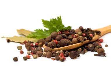 baharat ve bir tahta kaşıkla maydanoz