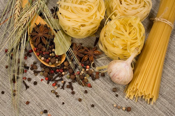 Bodegón con espaguetis —  Fotos de Stock