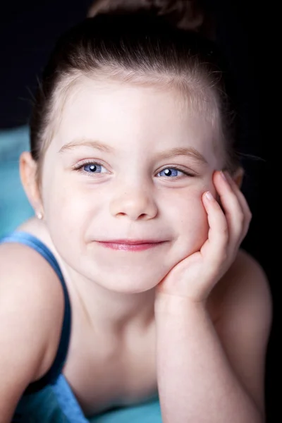Gyönyörű gyermek táncos stúdió portré — Stock Fotó