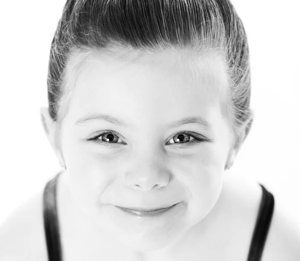 Портрет молодой красивой танцовщицы в черно-белом — стоковое фото