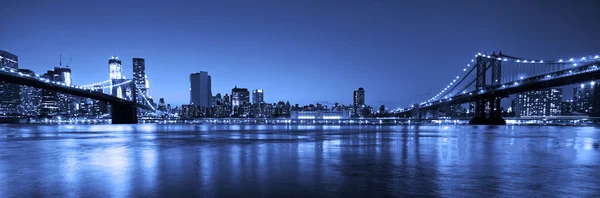 Blick auf Manhattan und Brooklyn Brücken und Skyline bei Nacht — Stockfoto