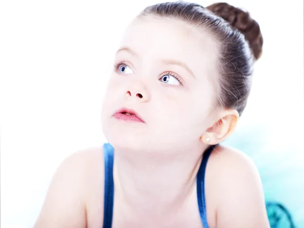 Schöne Kleinkind-Ballerina auf weißem Hintergrund — Stockfoto