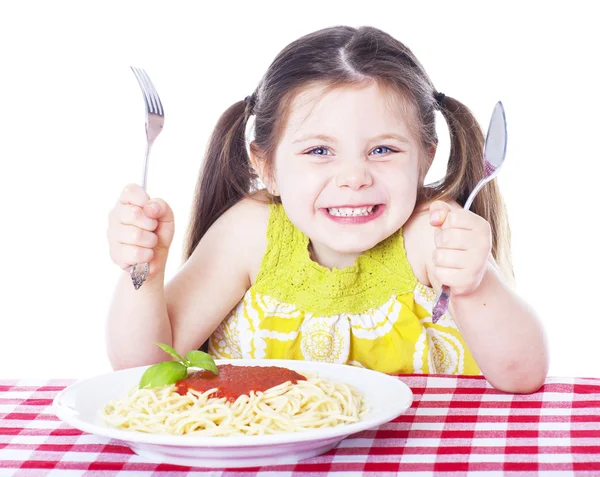 Krásná dívka, jíst těstoviny — Stock fotografie