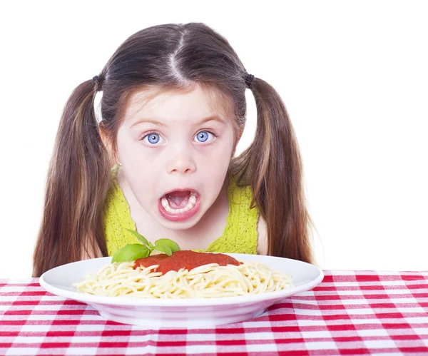 Krásná dívka, jíst těstoviny — Stock fotografie