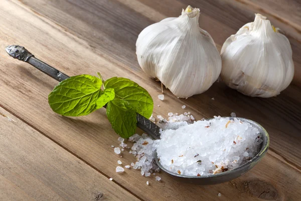 Rock salt and garlic — Stock Photo, Image