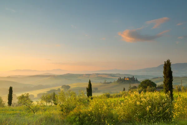 Belvedere villa nas colinas da Toscana — Fotografia de Stock