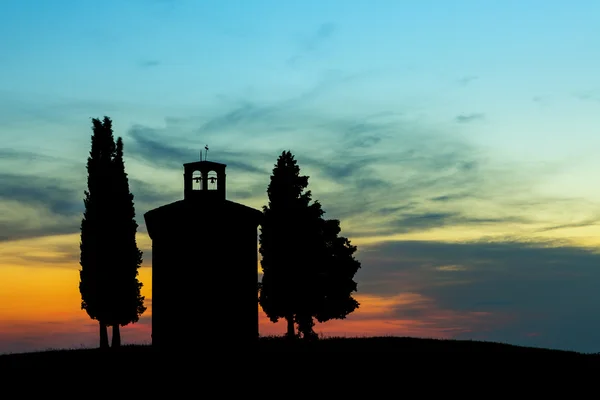 Hinterleuchtete Kapelle in der Toskana — Stockfoto