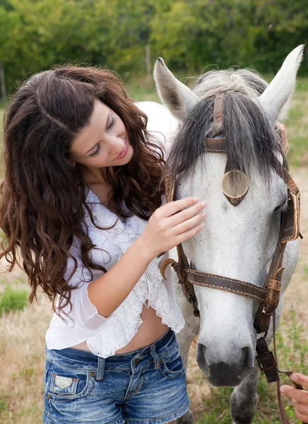 Talking to her horse — Stock Photo, Image