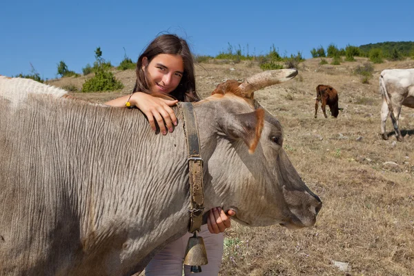 Гірська дівчина з худобою — стокове фото