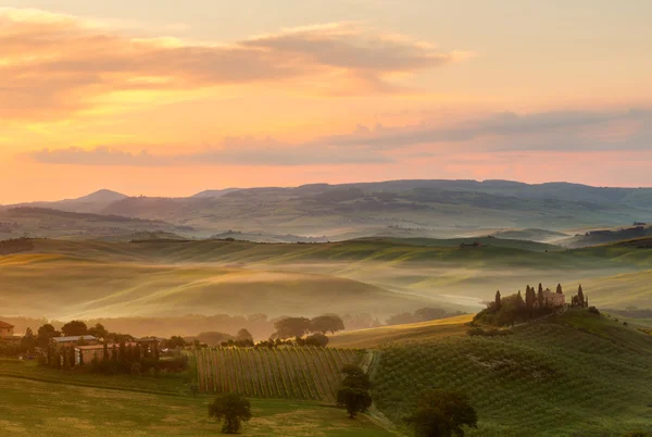 Tuscan villa in the fog on a misty sunrise morning — Stock Photo, Image