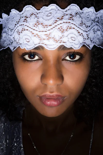 Afričanka s bílou krajkou — Stock fotografie