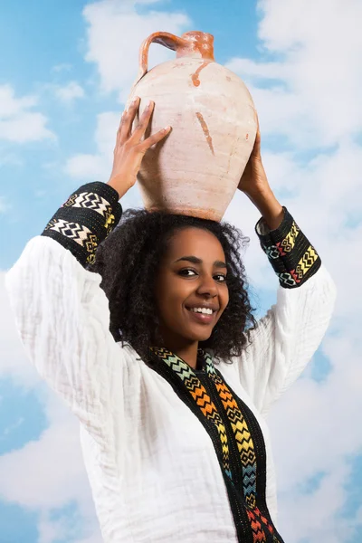 Afričanka s džbánem — Stock fotografie
