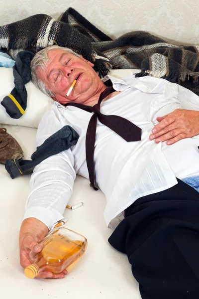 Pijany mężczyzna w łóżku — Zdjęcie stockowe