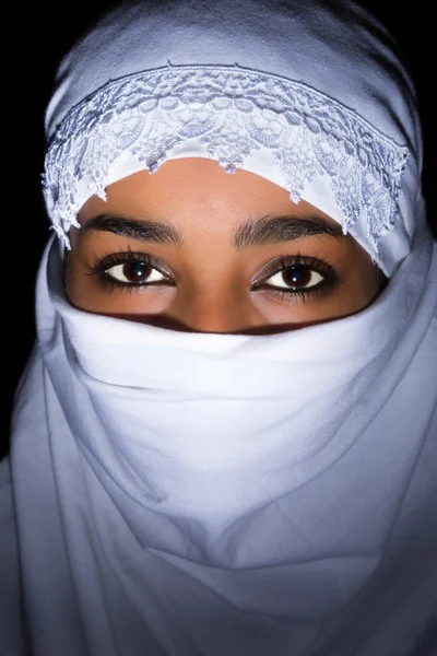 Voile blanc sur femme africaine — Photo