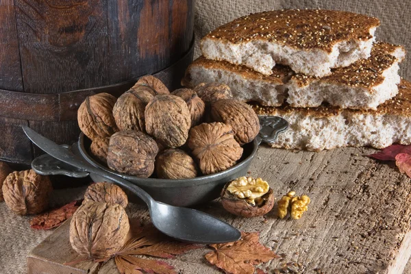 Brood en noten — Stockfoto