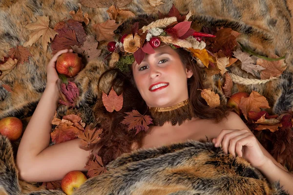 Mulher de outono em pele — Fotografia de Stock