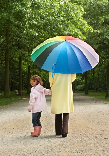 Regenschirm-Spaziergang — Stockfoto