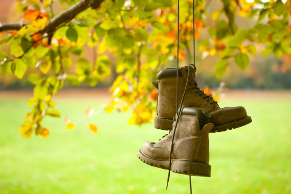 Botas viejas en otoño — Foto de Stock
