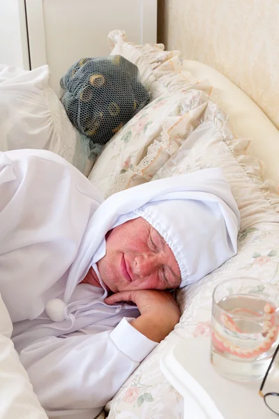 Пара пенсионеров спит — стоковое фото