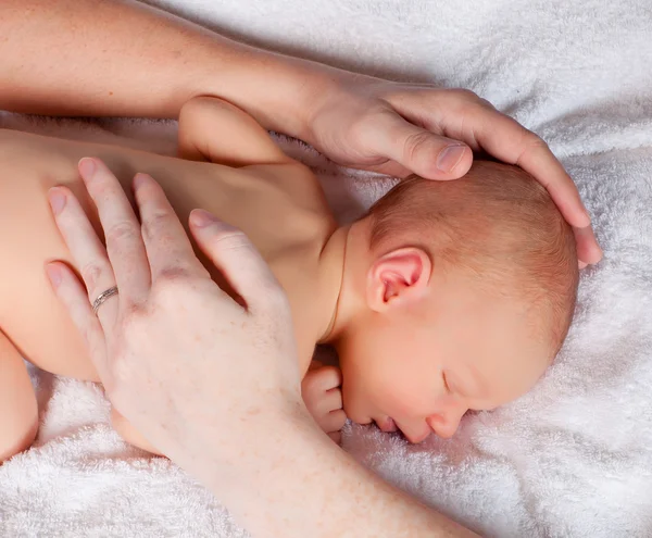 Proteger as mãos de um bebê — Fotografia de Stock