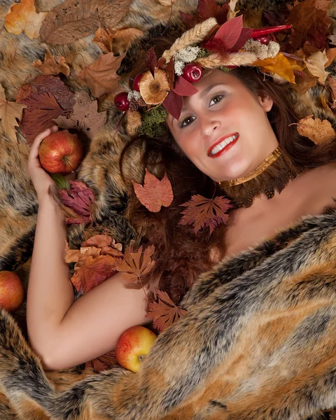Herbst Frau auf Felldecke — Stockfoto