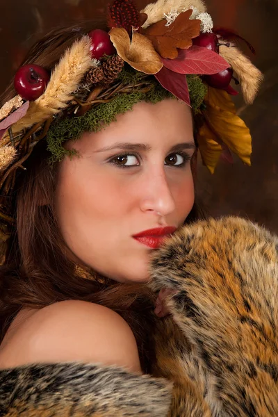 ガーランドを持つ秋の女性 — ストック写真