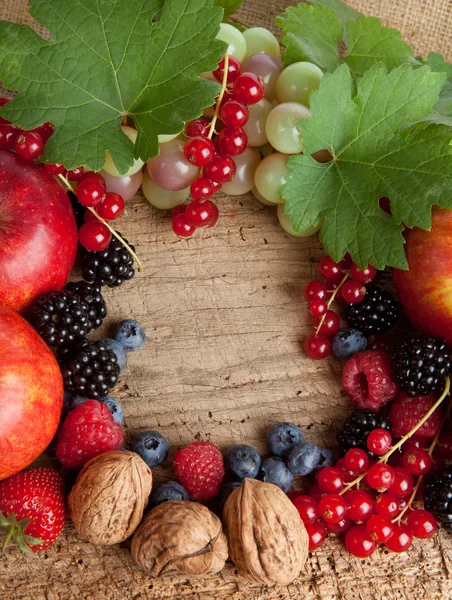 Tábua de agradecimento com muitas frutas — Fotografia de Stock
