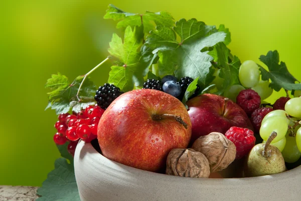 Frutas en un tazón —  Fotos de Stock