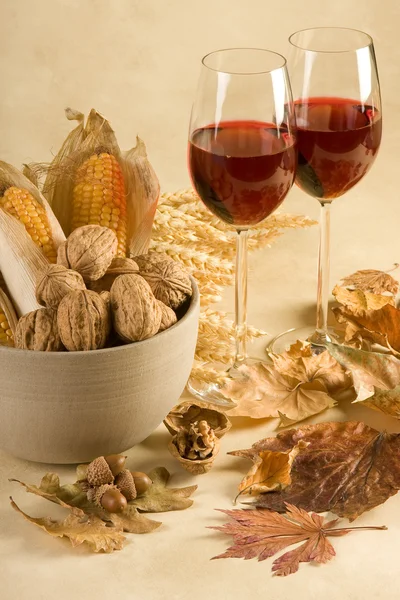 Wijn en kom van noten — Stockfoto
