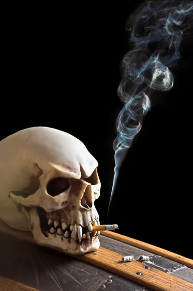 Курение на гробу — стоковое фото