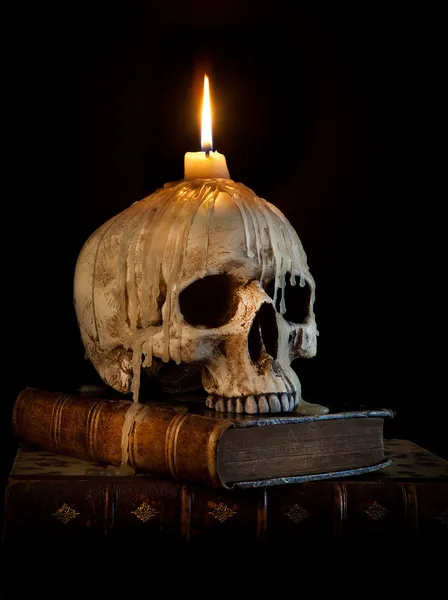Свеча на черепе 2 — стоковое фото
