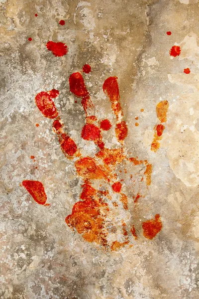 Кровавая рука на гранже — стоковое фото