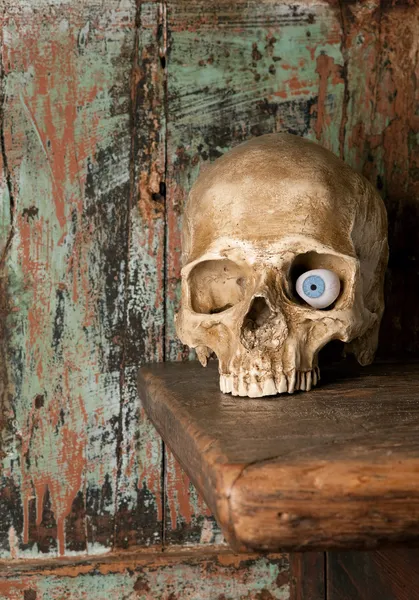 Glass eye in skull — Stock Photo, Image