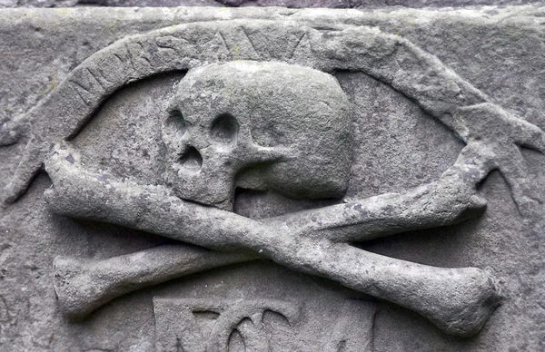 Kreuzknochen auf einem Grab — Stockfoto