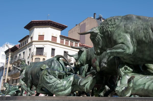 Los encierros standbeeld, pamplona (Spanje) — Stockfoto