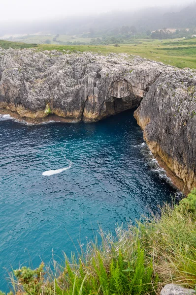 Cueva de Cobijeru en Buelna, Asturias, España — Foto de Stock
