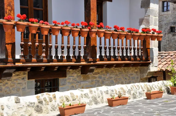 Balkon çiçekleri, cantabria (İspanya) — Stok fotoğraf