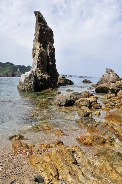 Roca en la playa de Silence, Asturias (España) ) — Foto de Stock